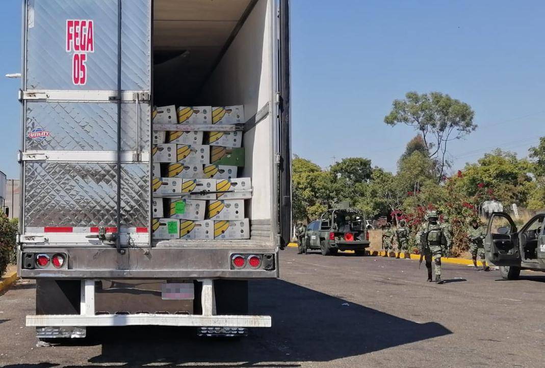 $!Militares detienen tráiler con presunta droga en caseta de Mármol