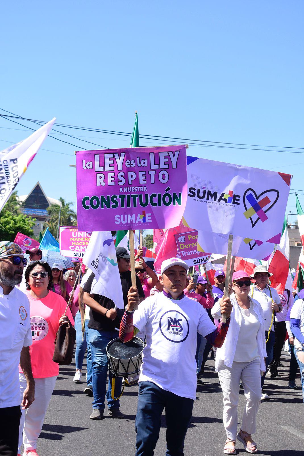 $!La ‘Marea Rosa’ marcha sobre la avenida Álvaro Obregón en Culiacán