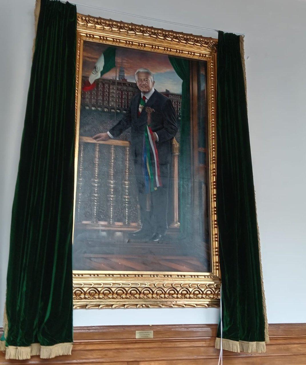 $!AMLO abandona el Palacio Nacional; devela cuadro con su imagen