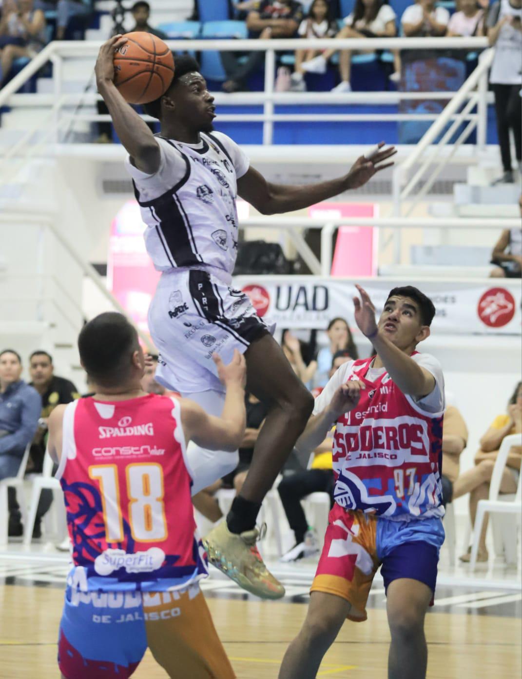 $!Piratas Basketball rompe la mala racha y encuentra la primera victoria de la temporada en casa