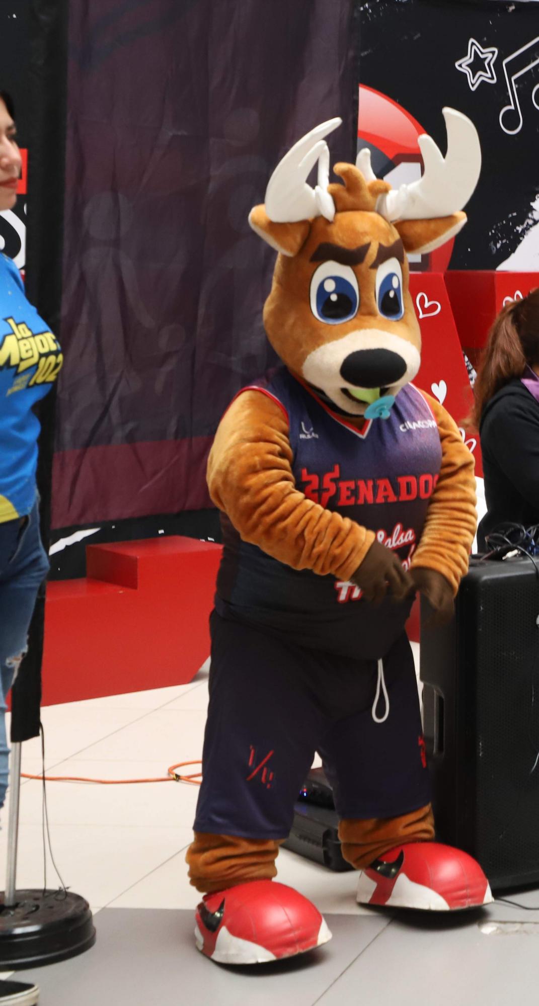 $!Vennyto, mascota del Club Venados de Mazatlán, acompañó a Casa Valentina en la jornada de colecta del Tapatón, Libretón y Pettón 2023.