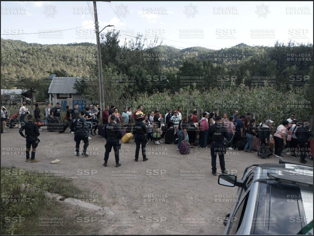 $!Rescatan a 165 turistas que quedaron varados en la Mazatlán-Durango el pasado jueves