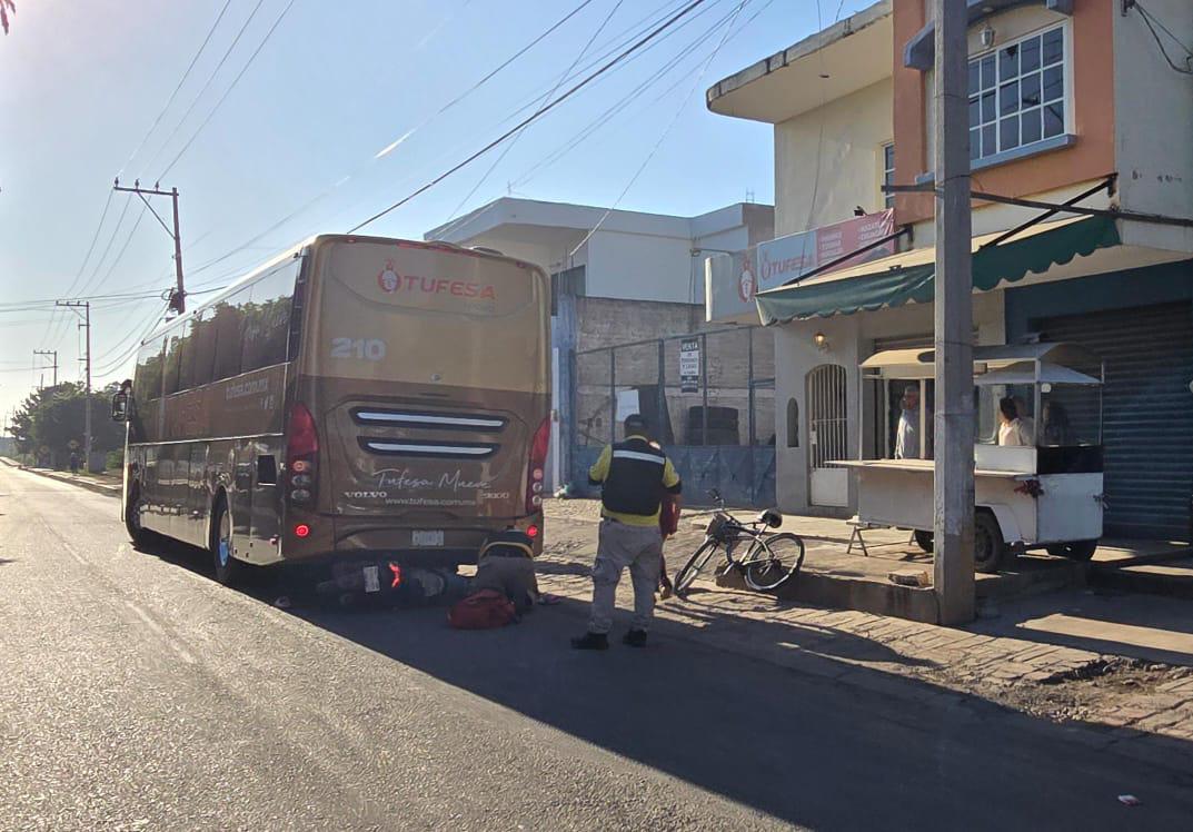 $!Motociclista termina debajo de un autobús, en Rosario