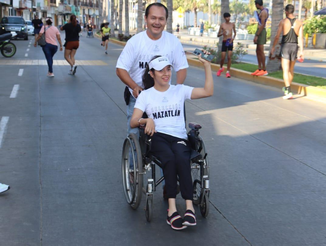 $!Corren por el Malecón en apoyo al deporte adaptado