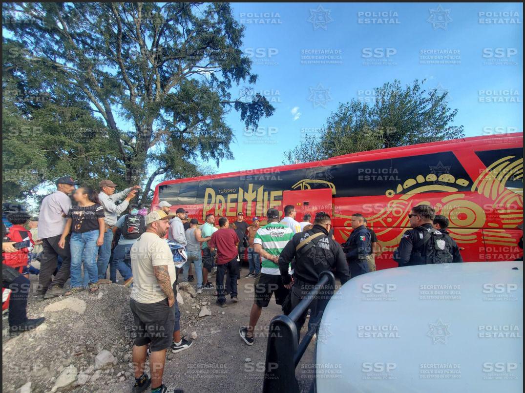 $!Rescatan a 165 turistas que quedaron varados en la Mazatlán-Durango el pasado jueves