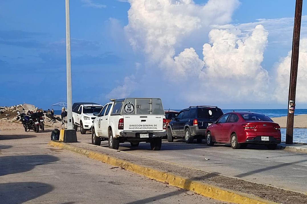 $!Joven mujer muere ahogada en Playa Brujas en Mazatlán