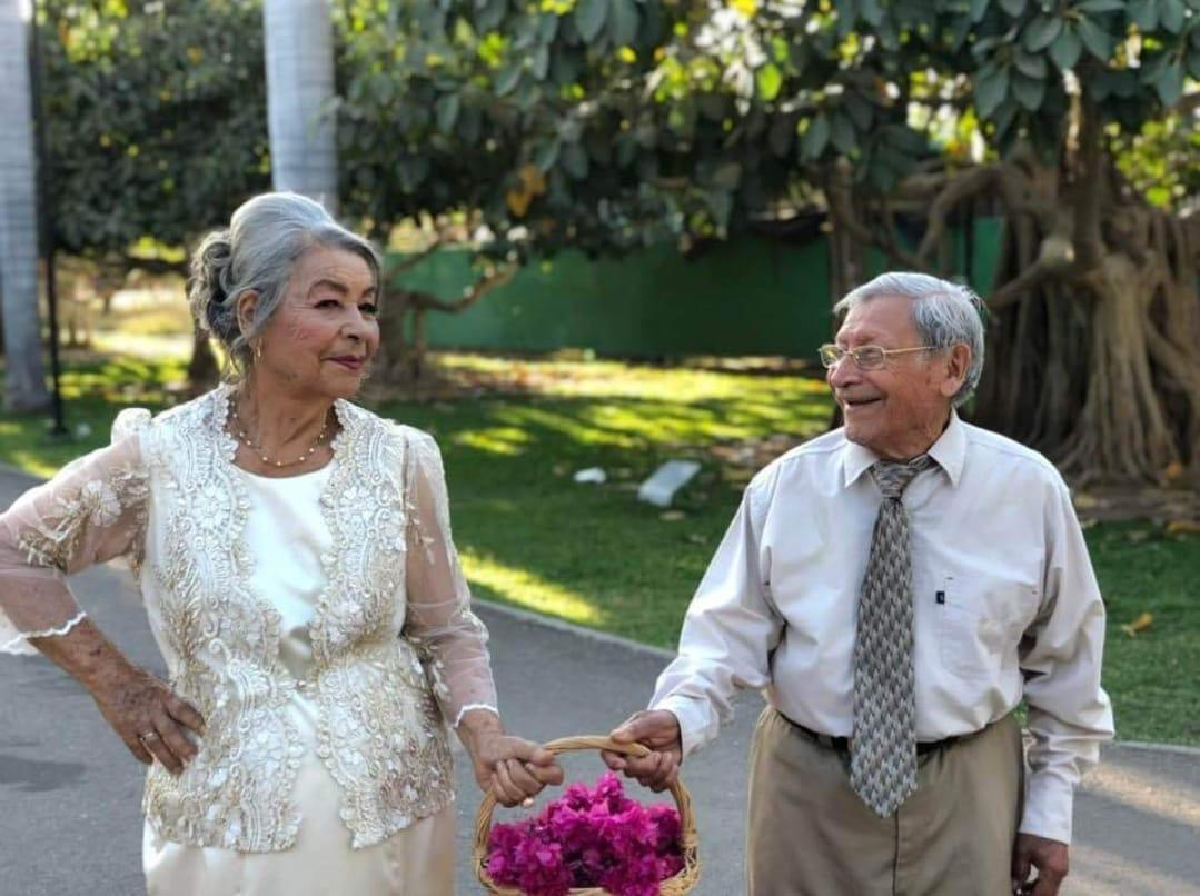 $!Evangelina Rueda de Quezada y Félix Quezada, el día que cumplieron 73 años de casados.