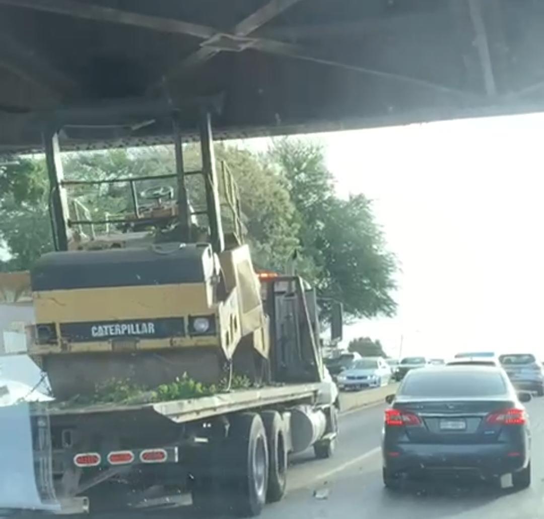 $!Grúa atorada en el Puente Negro provoca congestionamiento vial en Culiacán