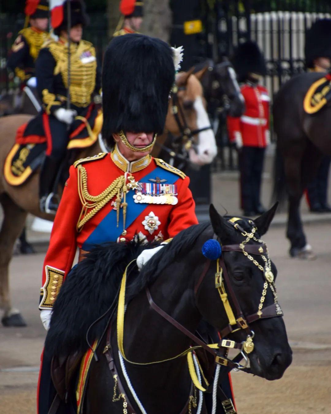 $!Carlos III vestido con el uniforme rojo de ceremonia