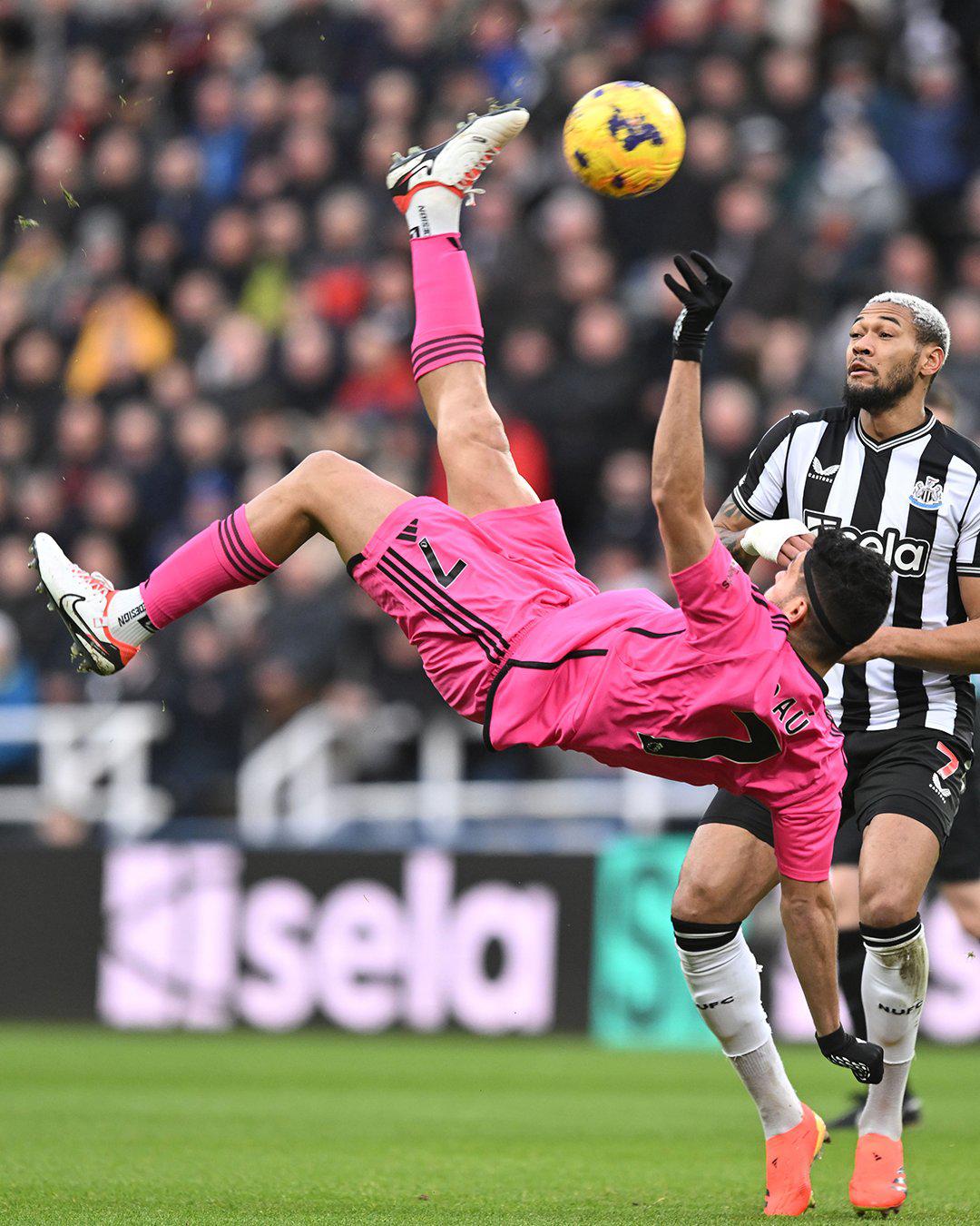 $!Raúl Jiménez es expulsado en el juego ante el Newcastle