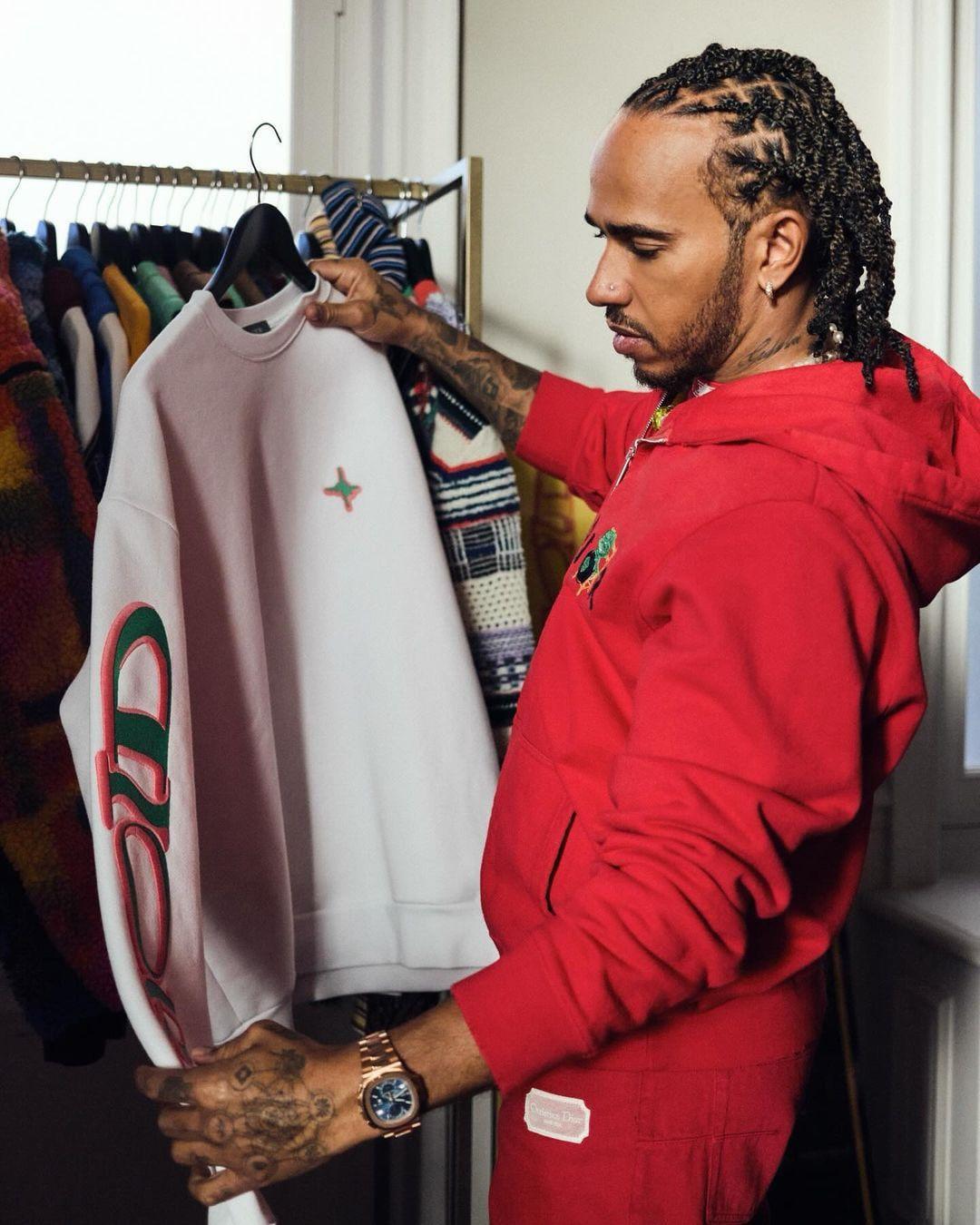 $!Debuta Lewis Hamilton como embajador y diseñador de Dior