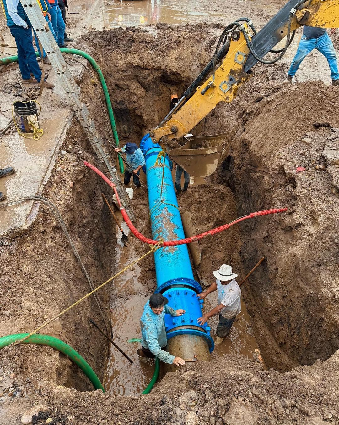 $!Otra vez suspenden abasto de agua en sur de Culiacán por tubería rota