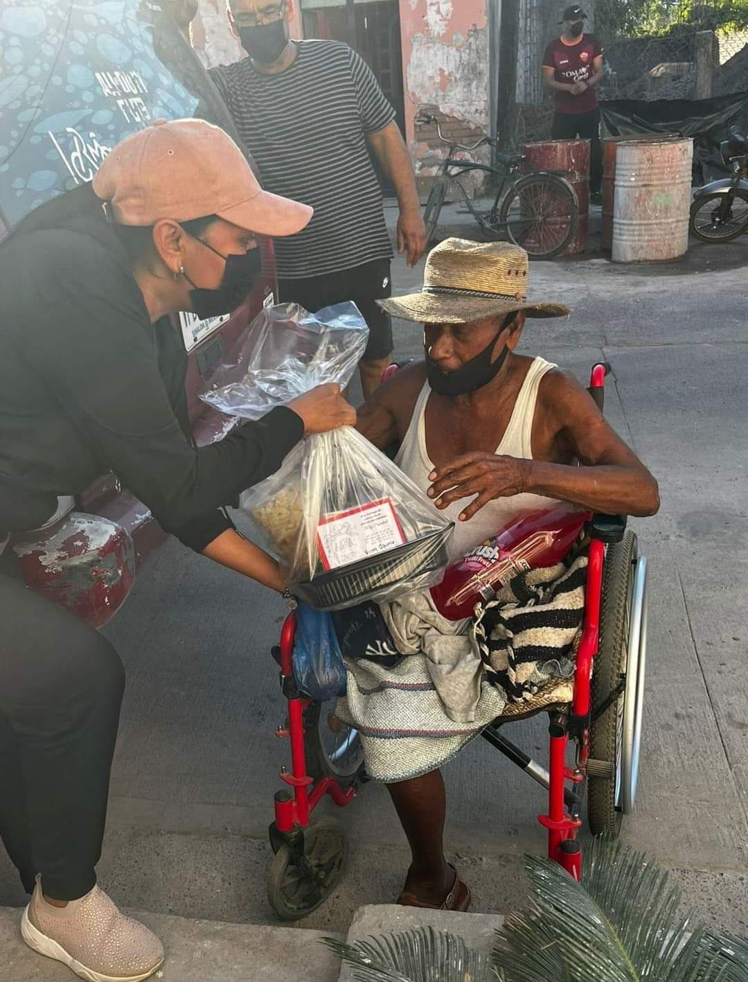 $!María Josefina encontró la misión de su vida: regalar cenas de Navidad