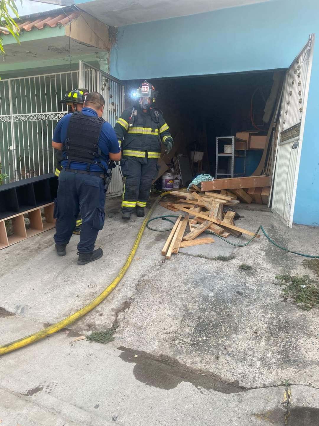 $!Incendio en Mazatlán deja una mujer intoxicada al tratar de rescatar a sus mascotas