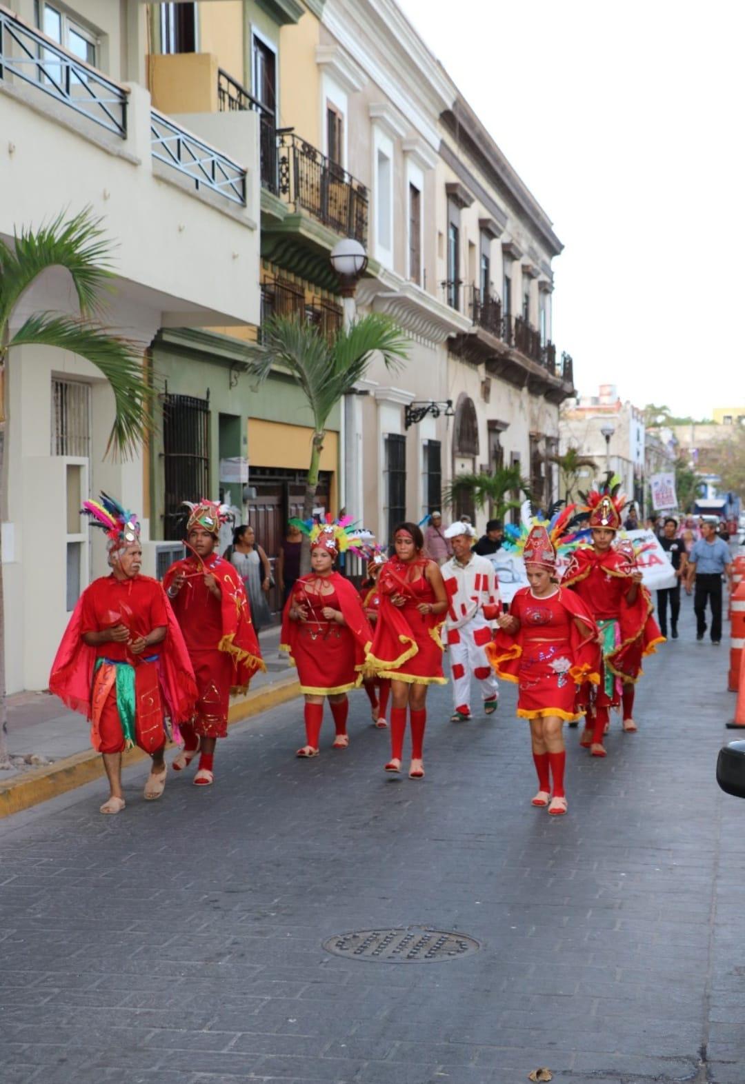 $!El segundo Encuentro Regional de Teatro Mazatlán abre con un desfile-jolgorio de las diversas compañías artísticas que participan, por calles del Centro Histórico