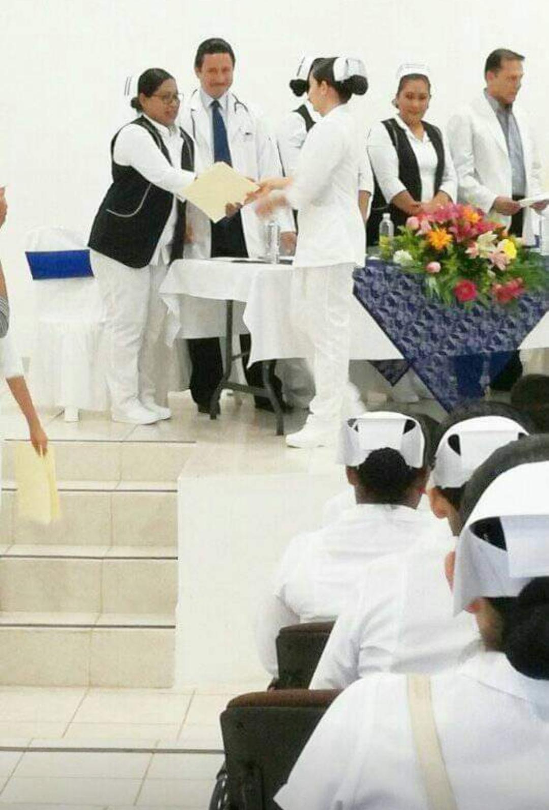 $!‘Nachi’ descubrió su amor por la enfermería al ver el uniforme blanco de su madrina