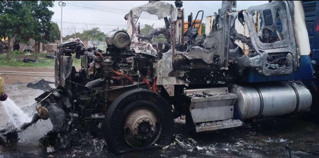 $!Se incendia tractocamión en patio de maniobras de empresa al sur de Mazatlán