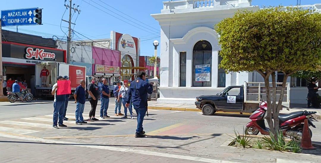 $!Toman policías Palacio de Escuinapa para pedir homologación de salarios