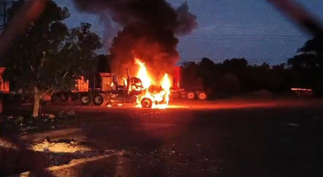 $!Se incendia tractocamión en patio de maniobras de empresa al sur de Mazatlán