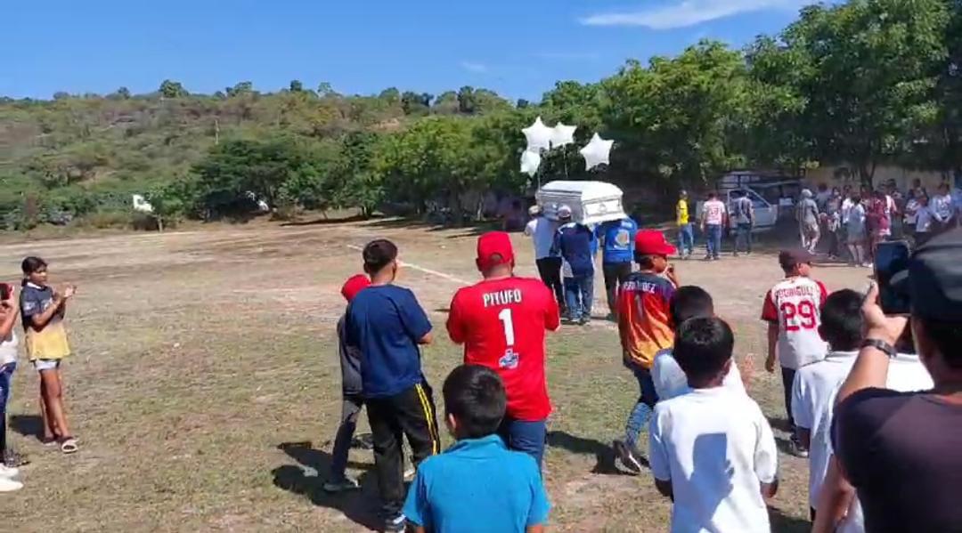 $!William Orismar recorre por última vez el campo de beisbol de Tecualilla