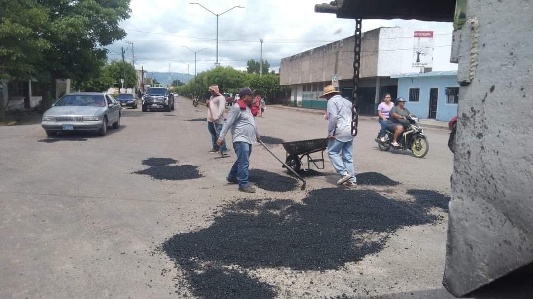 $!Retoman labores de bacheo en las vialidades de Escuinapa