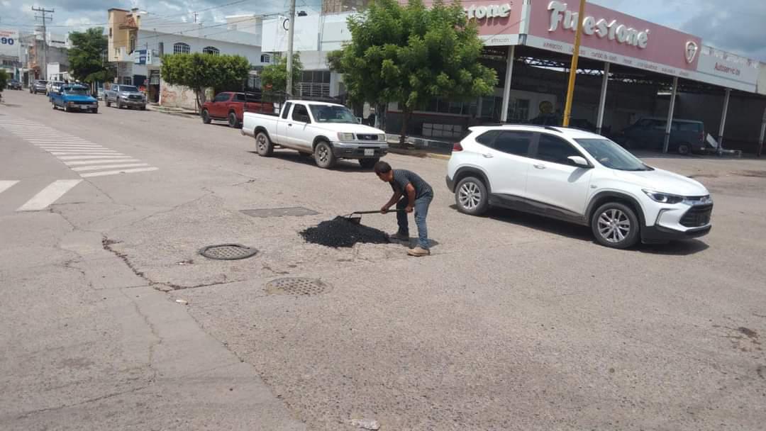 $!Retoman labores de bacheo en las vialidades de Escuinapa