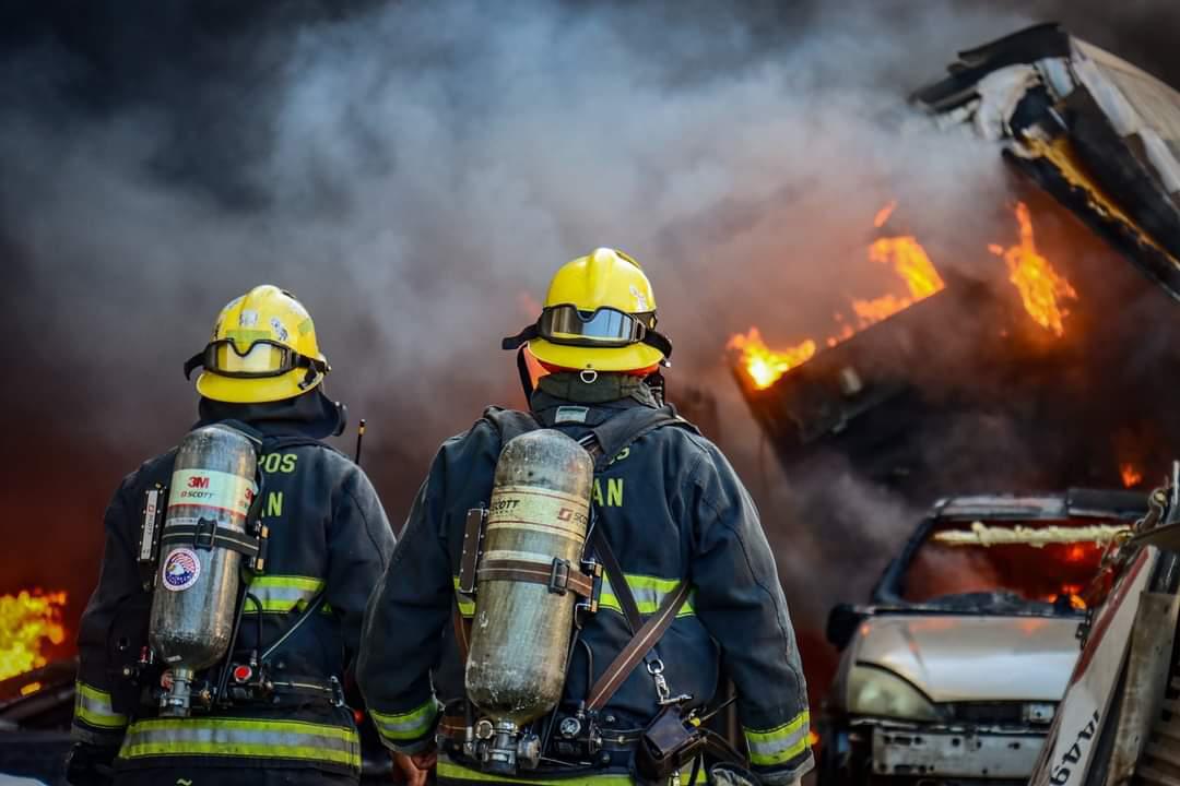 $!Se incendia depósito de tráileres al sur de Culiacán