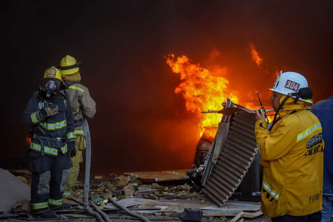 $!Se incendia depósito de tráileres al sur de Culiacán