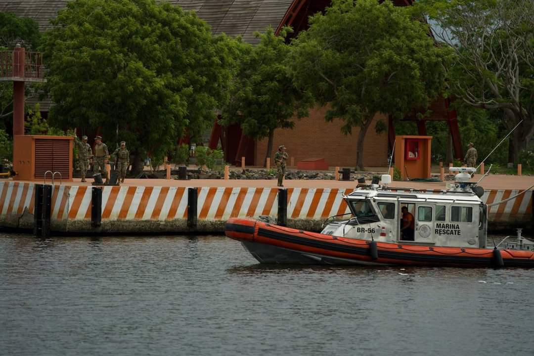 $!Se incendia buque pesquero en el muelle de San Blas, Nayarit