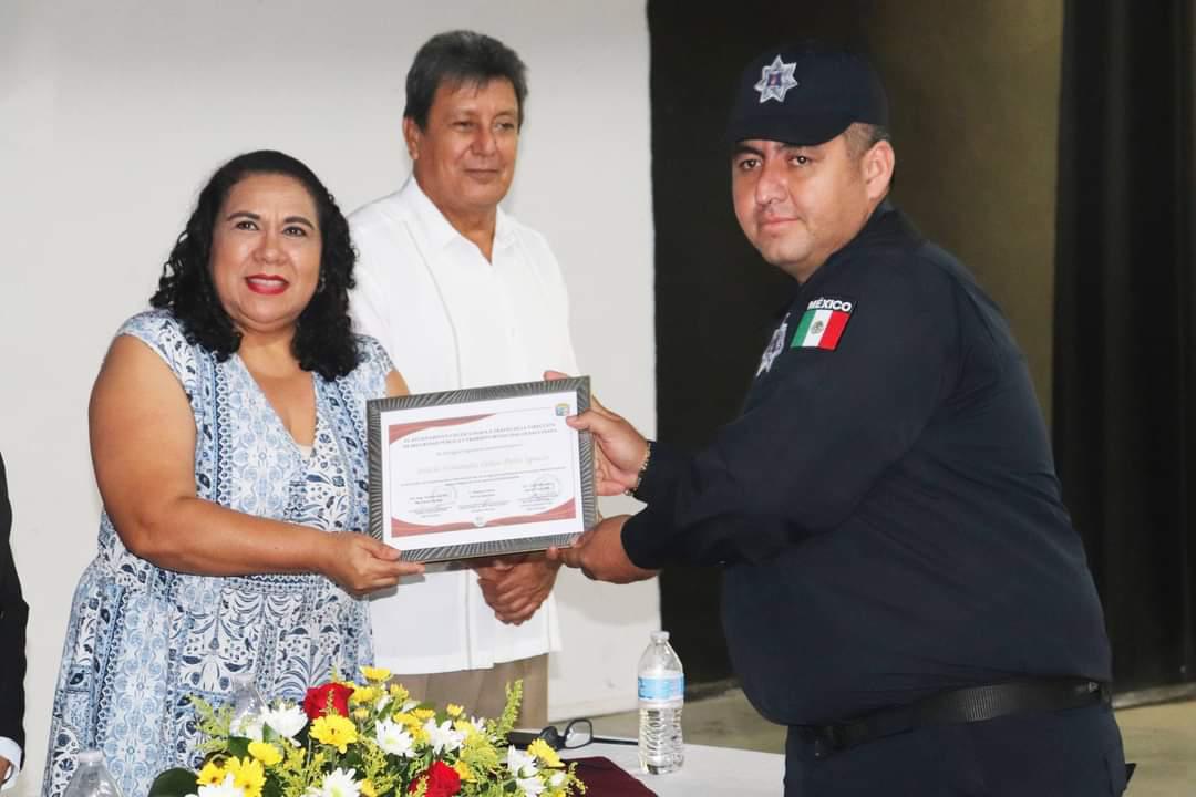 $!Reconocen en Escuinapa a elementos destacados de la Policía Municipal