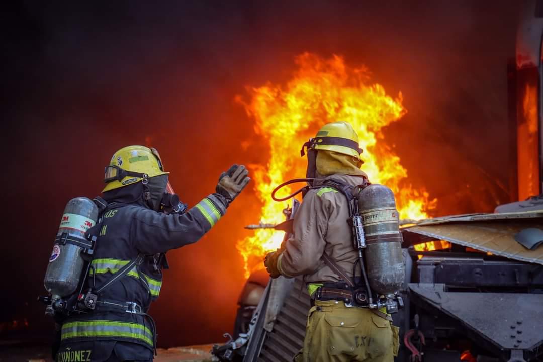 $!Se incendia depósito de tráileres al sur de Culiacán