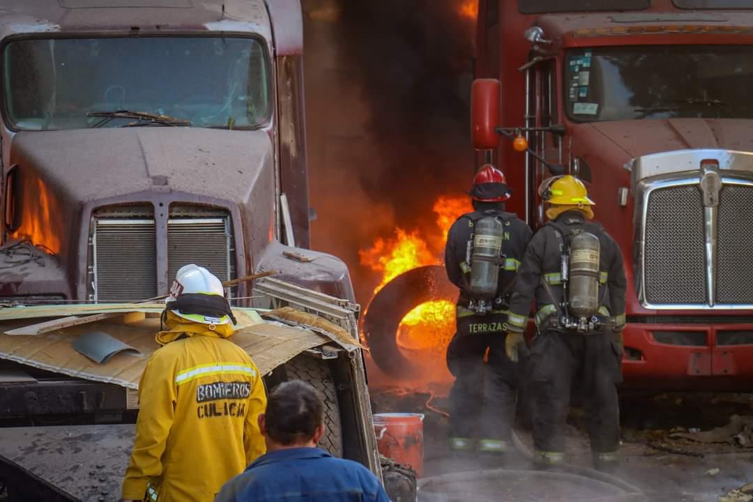 $!Se incendia depósito de tráileres al sur de Culiacán