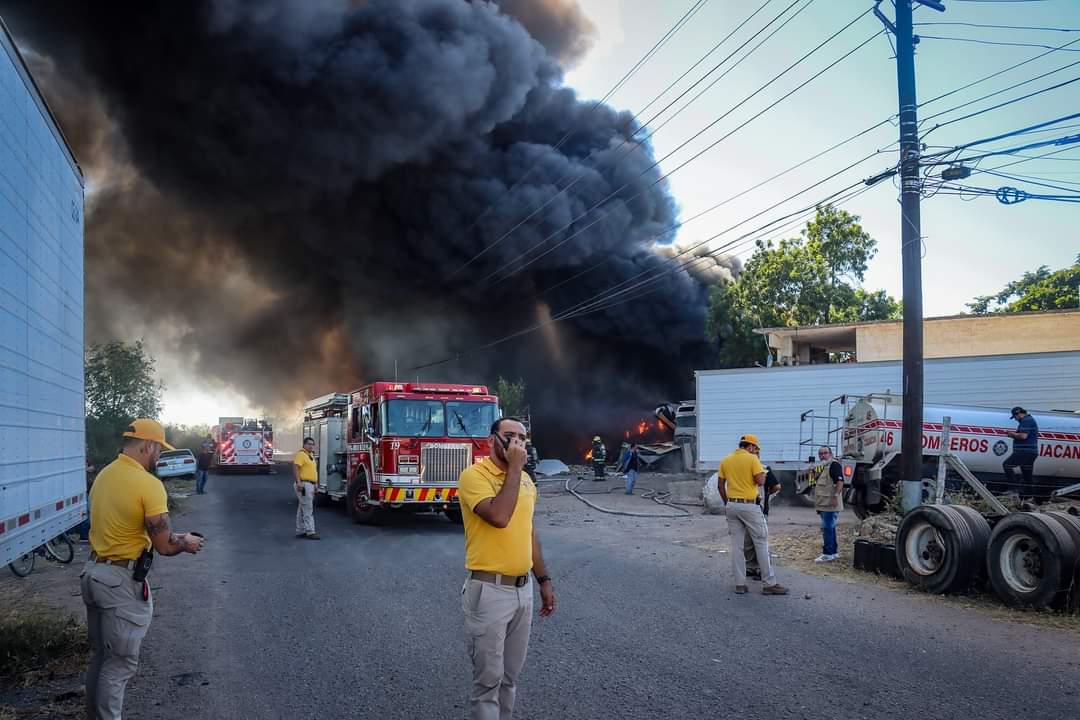 $!Se incendia depósito de tráileres al sur de Culiacán