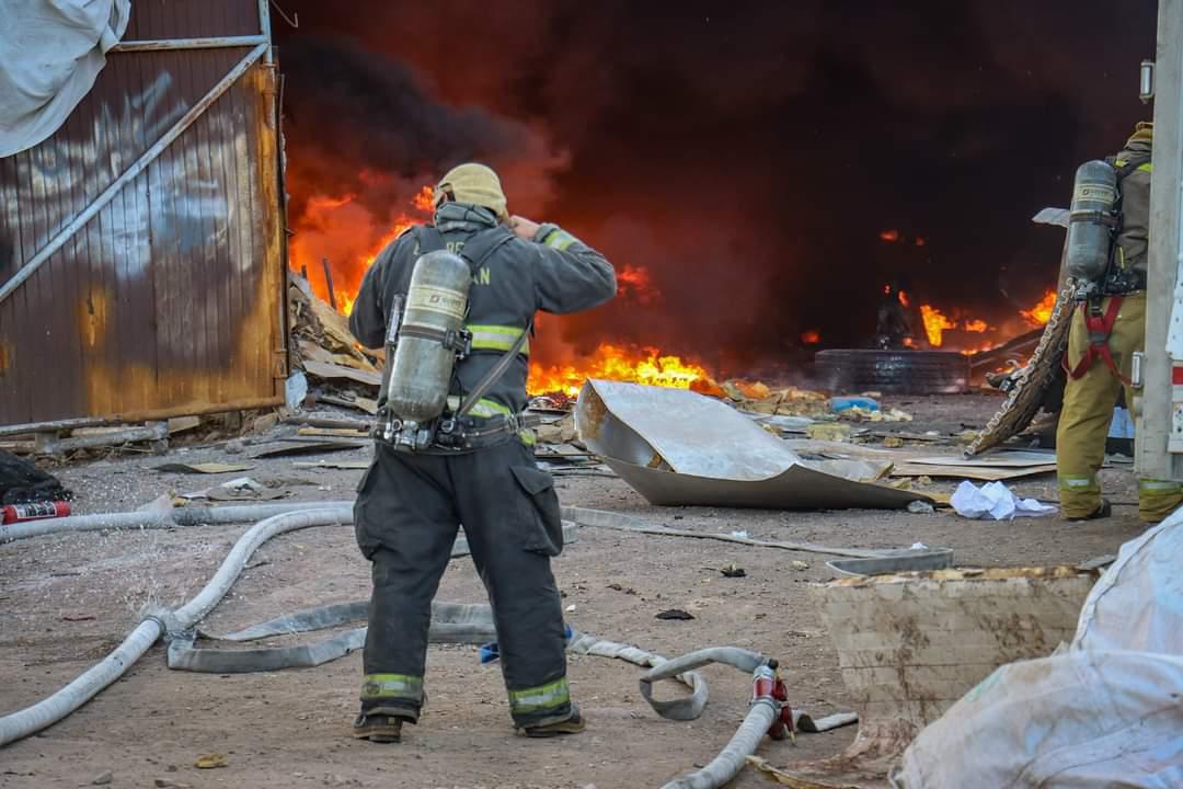 $!Se incendia depósito de tráileres al sur de Culiacán