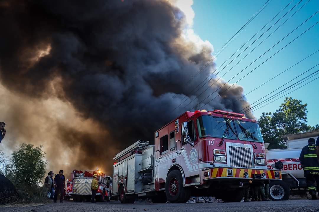 $!Se incendia depósito de tráileres al sur de Culiacán