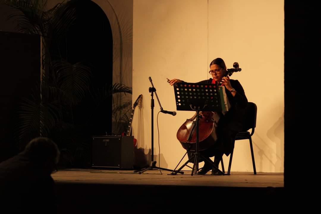 $!La chelista Elizabeth López interpretó melodías navideñas en el evento.