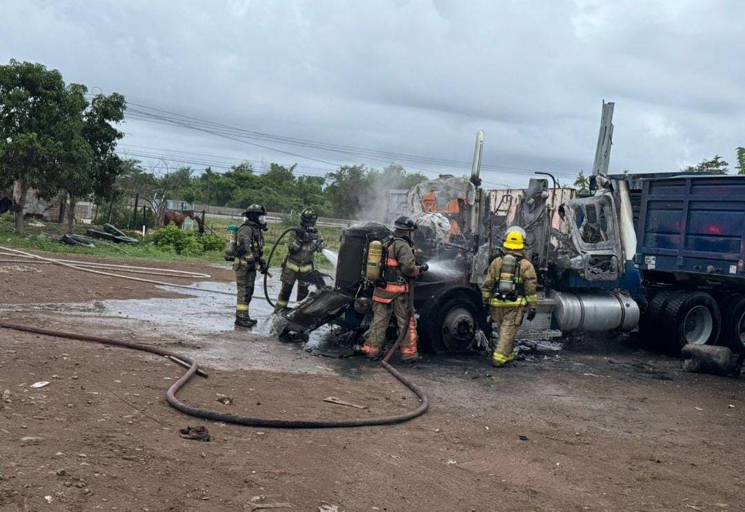 $!Se incendia tractocamión en patio de maniobras de empresa al sur de Mazatlán