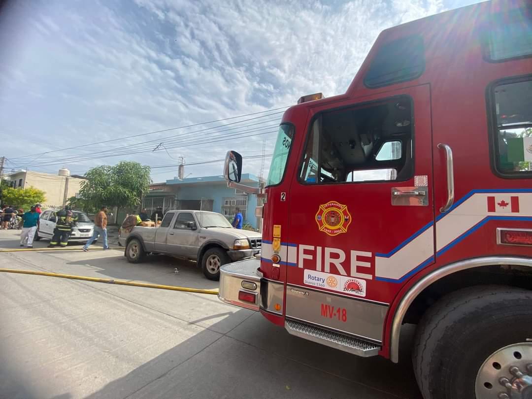 $!Incendio en Mazatlán deja una mujer intoxicada al tratar de rescatar a sus mascotas