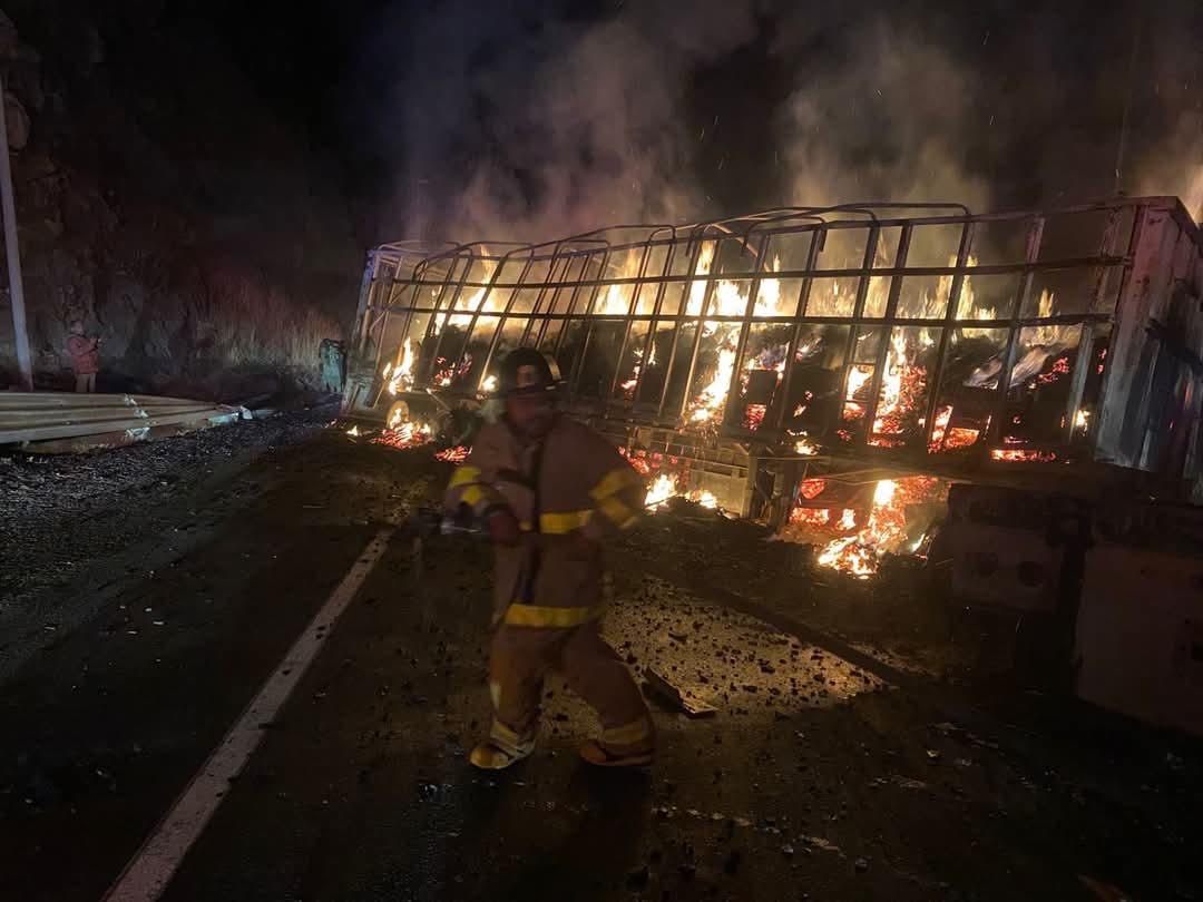 $!Supercarretera Durango-Mazatlán lleva 11 horas cerrada a la circulación tras choque e incendio de 2 tráileres