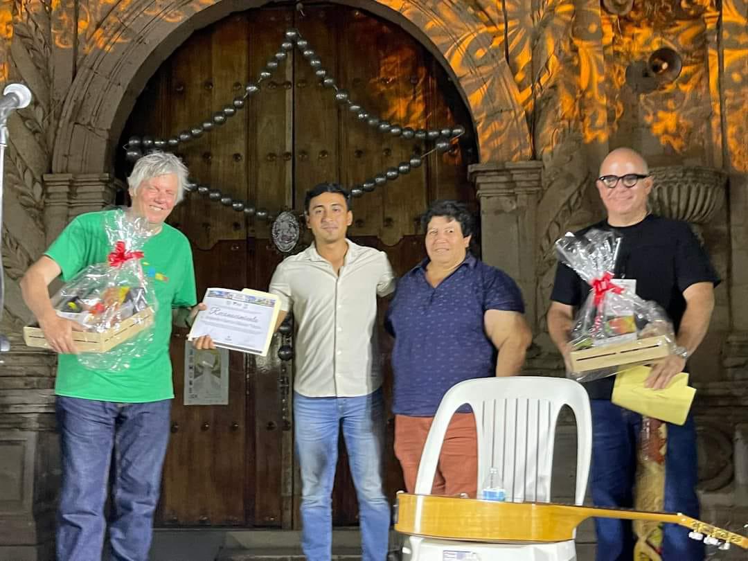 $!El artista recibió un reconocimiento por parte de La Secretaria del Ayuntamiento.