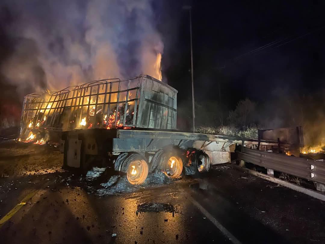 $!Supercarretera Durango-Mazatlán lleva 11 horas cerrada a la circulación tras choque e incendio de 2 tráileres