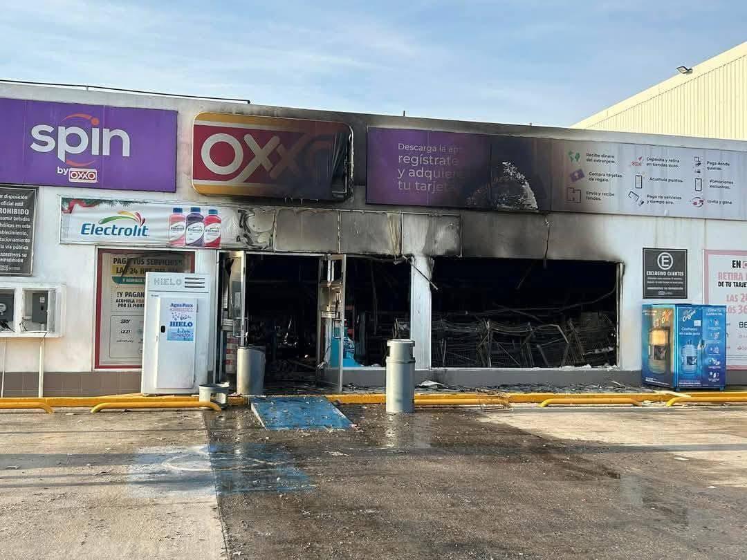 $!Incendian tiendas, vehículos y atacan caseta de policía el último día del año en Tabasco