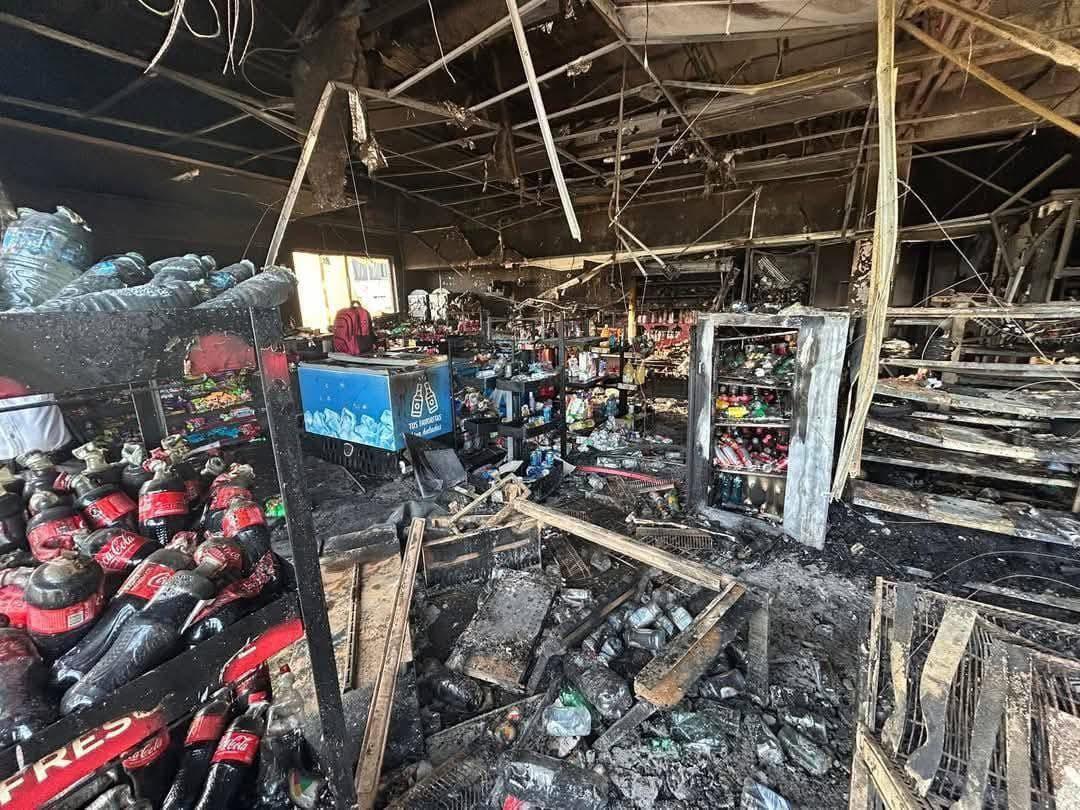 $!Incendian tiendas, vehículos y atacan caseta de policía el último día del año en Tabasco