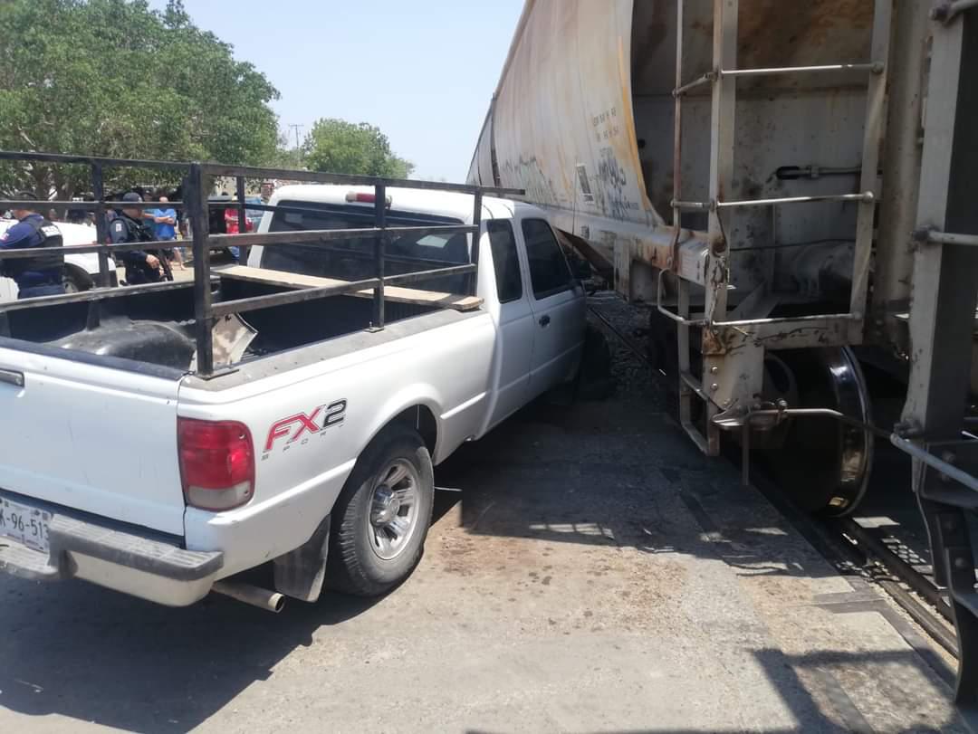 $!Se impactan contra tren en Rosario, pero no hay heridos