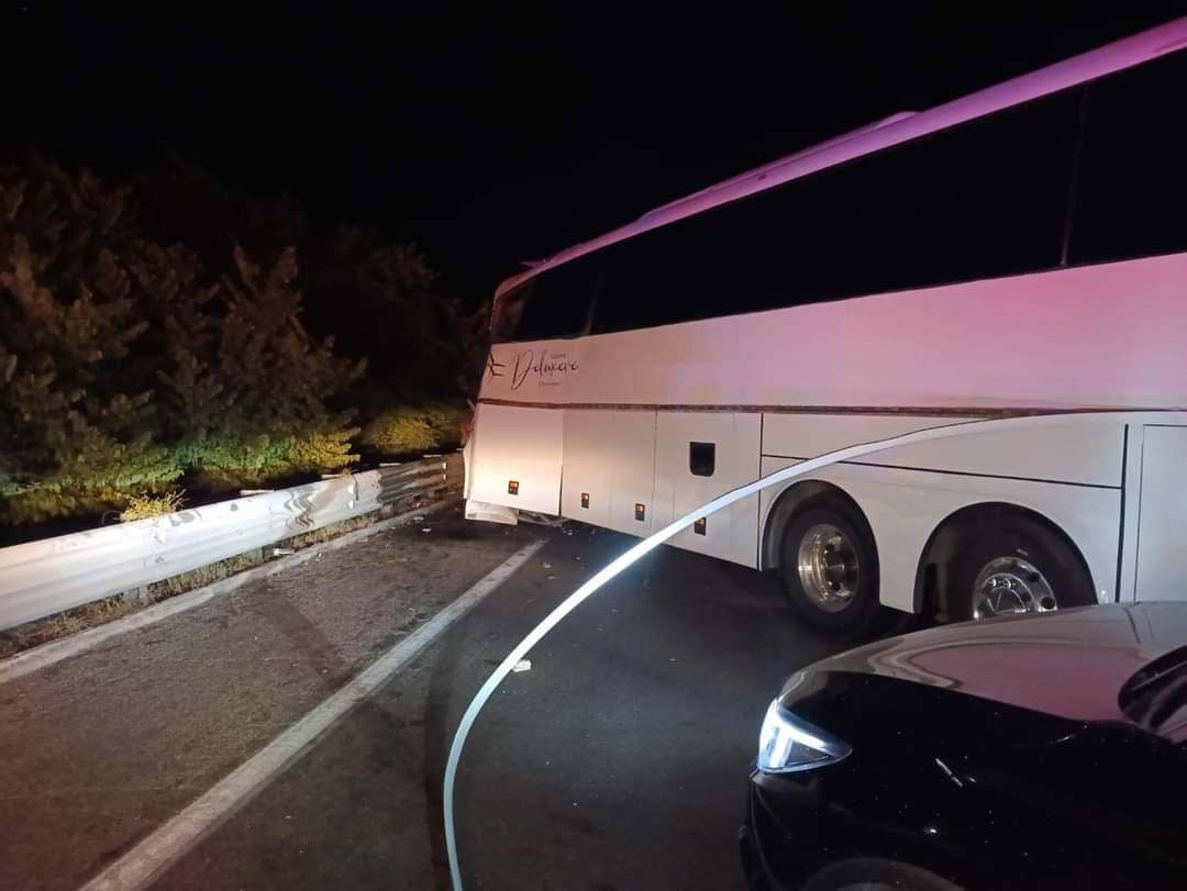 $!Chocan autobús, tráiler y camioneta en Escuinapa; habría 5 muertos