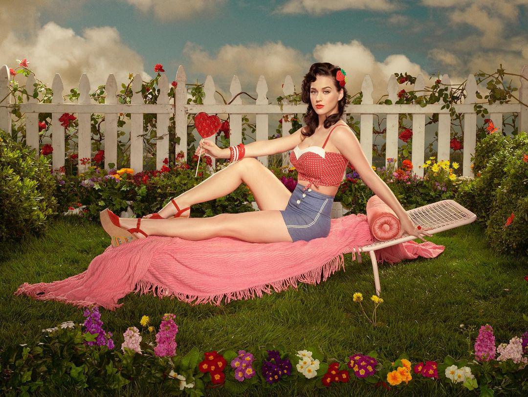 $!Katy Perry bebe tras tres meses de sobriedad