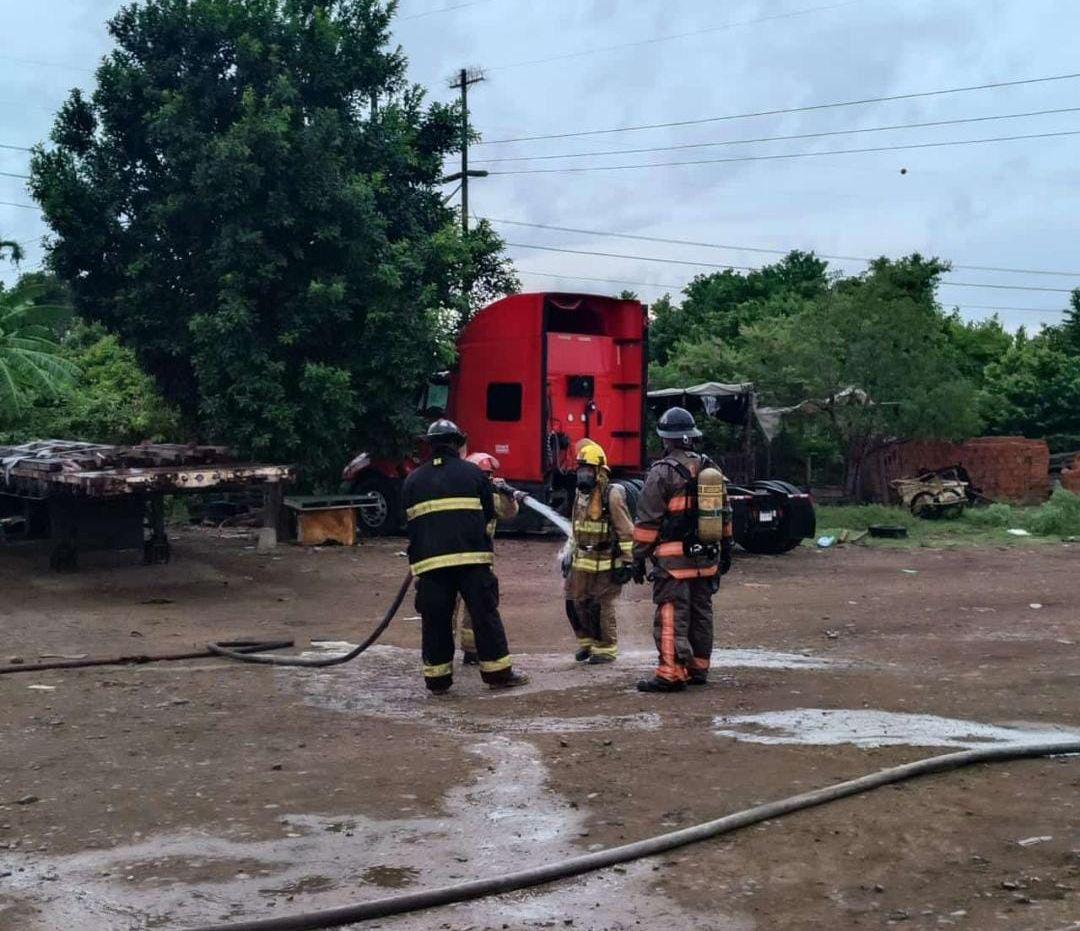 $!Se incendia tractocamión en patio de maniobras de empresa al sur de Mazatlán