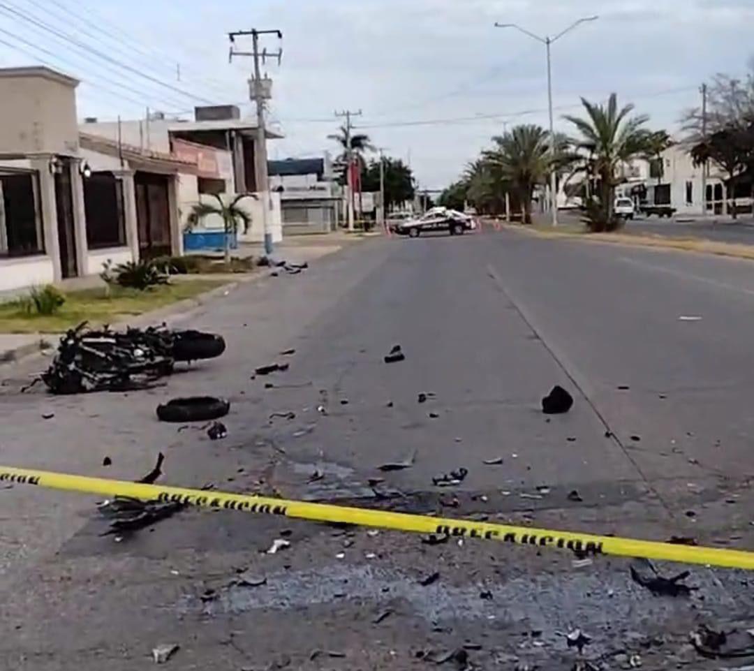 $!Muere motociclista al impactarse contra un carro en Los Mochis