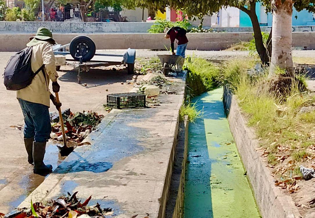 $!Retiran basura de canal pluvial en la colonia Ampliación Lico Velarde, en Mazatlán