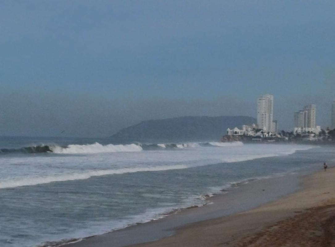 $!Hay alerta en playas de Mazatlán por oleaje elevado y quemadores